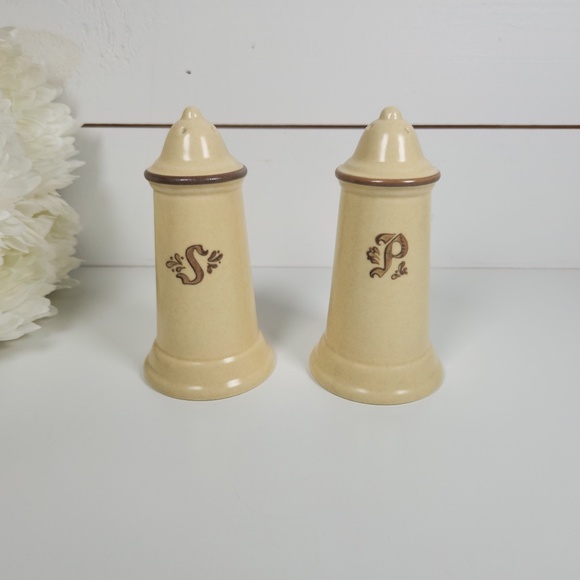 Vintage Pfaltzgraff Village Stoneware Large Salt & Pepper Shakers - Mid Century - Picture 1 of 9